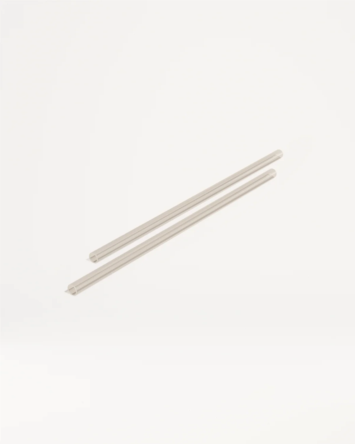 Glass straws made of durable borosilicate glass, presented as a pair, ideal for sustainable drinking. Comes with a cleaning brush for easy maintenance.