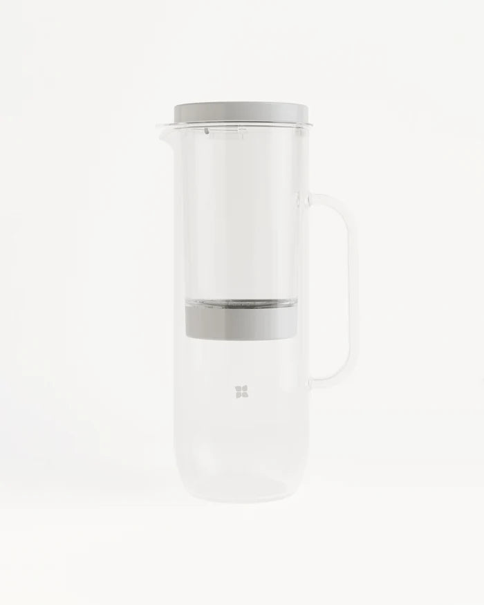 Carafe Filtrante LUCY® with silver lid.